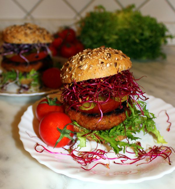 Baklažānu un saulē kaltētu tomātu vegānu burgers