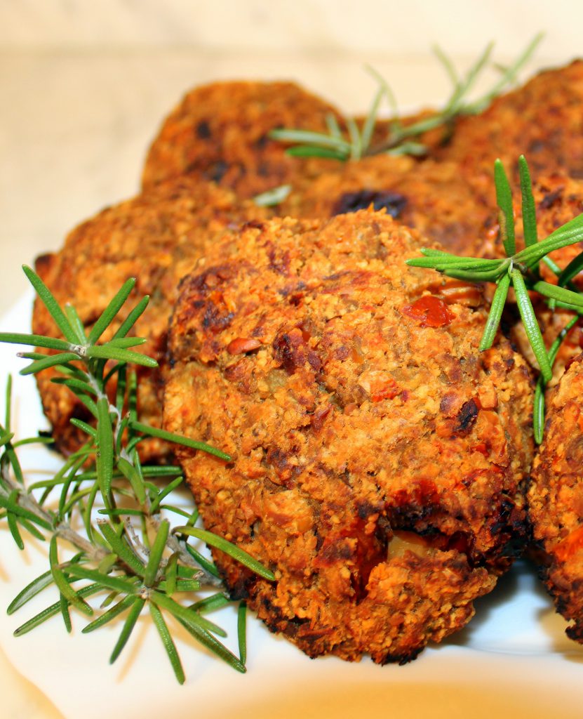 Baklažānu un saulē kaltētu tomātu vegānu burgeri ar rozmarīna zariņiem tuvplānā