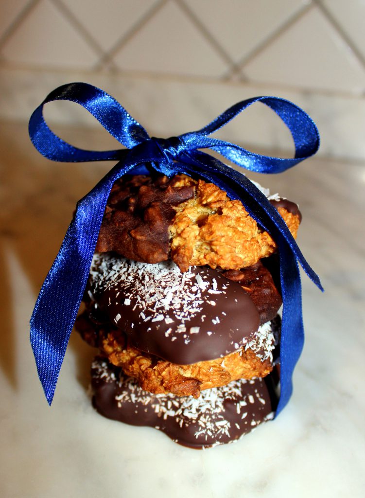 Four cookies one on top of the other one decorated with a blur ribbon