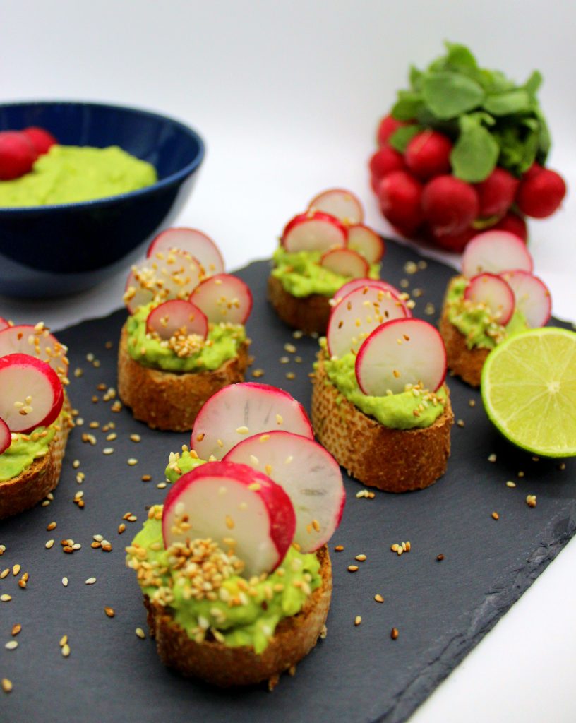 Fingerfood breads with avocado and radishes in close-up