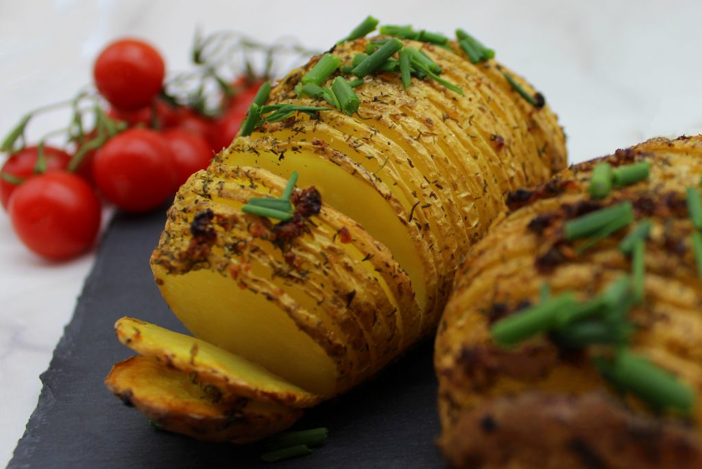 Kraukšķīgie ķiploku kartupeļi “Akordeons” tuvplānā