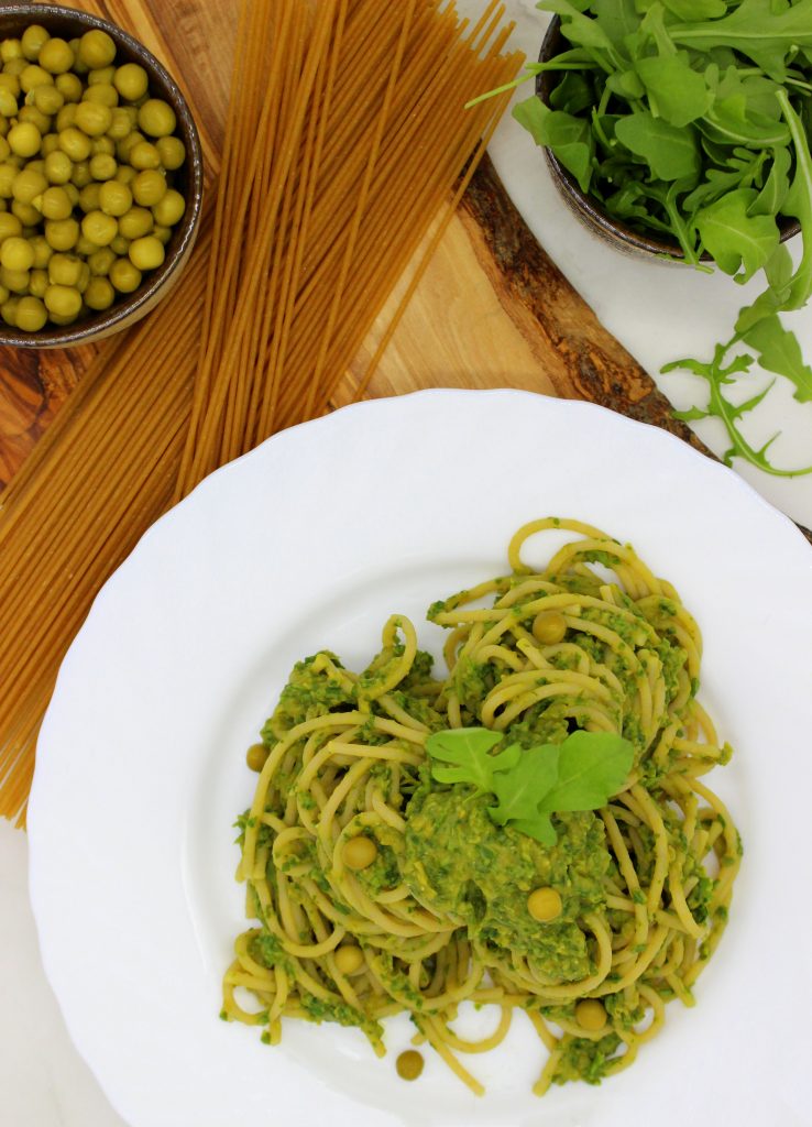 Healthy 10-minute vegan pasta dish with arugula and green peas