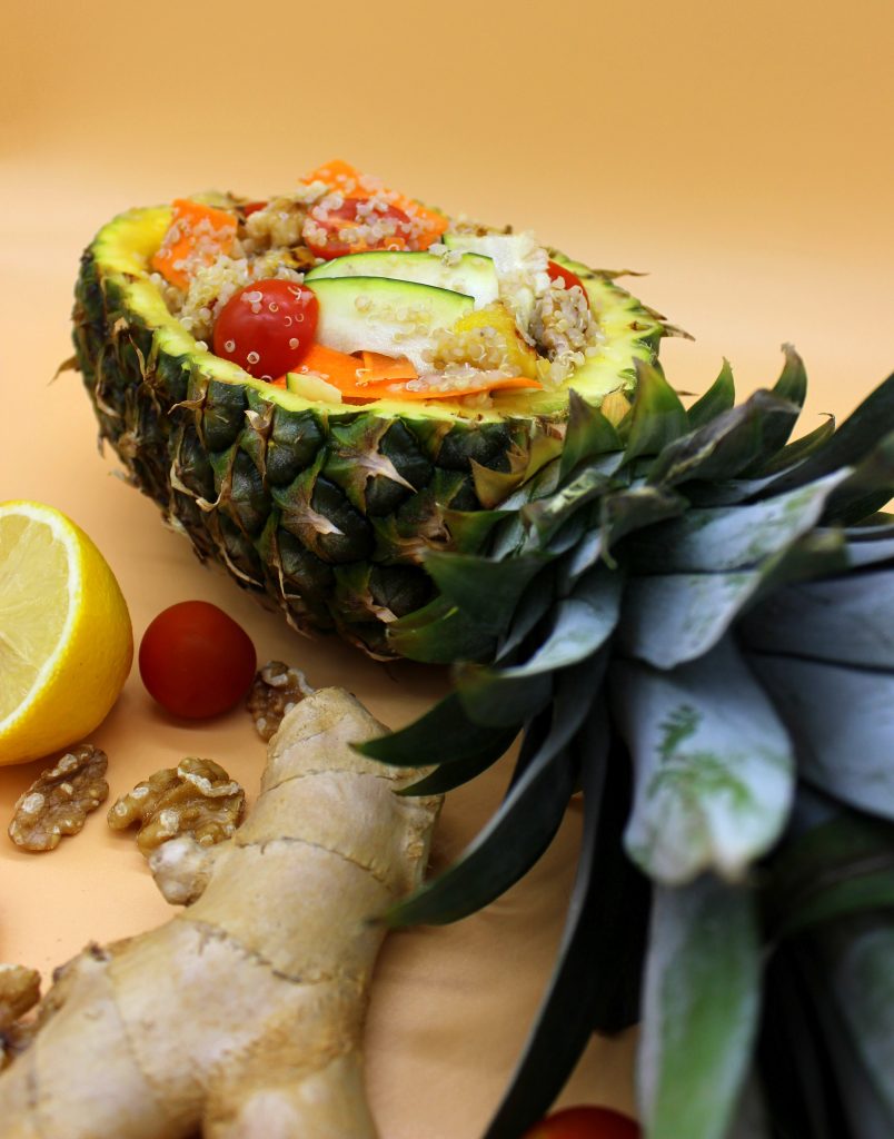 Insalata vegana di quinoa servita all’interno di un ananas