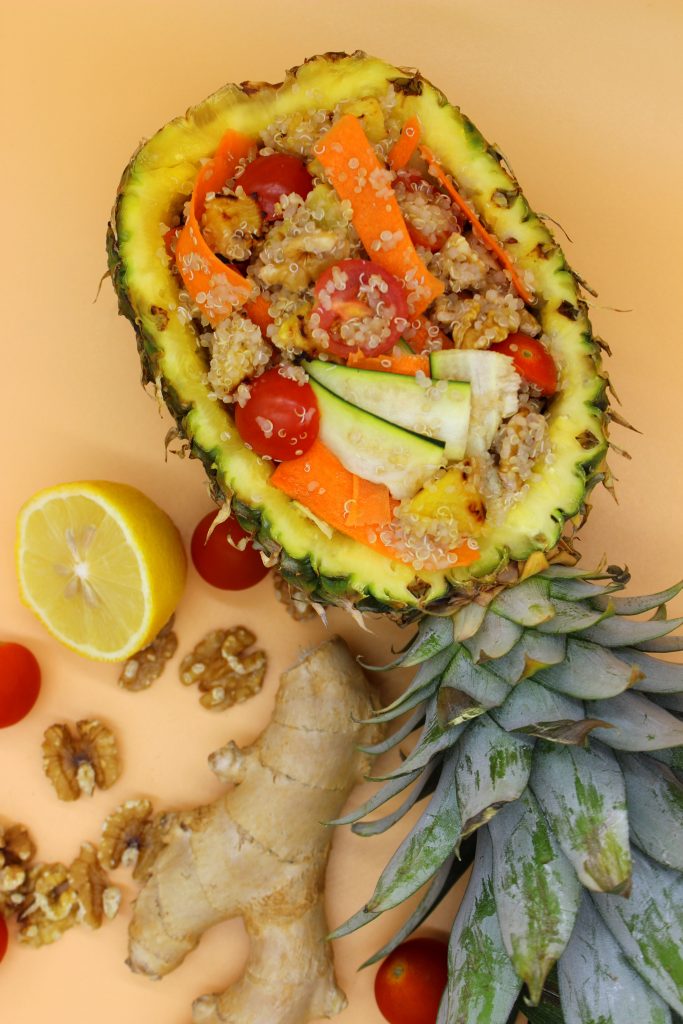 Insalata vegana di quinoa con ananas e zenzero