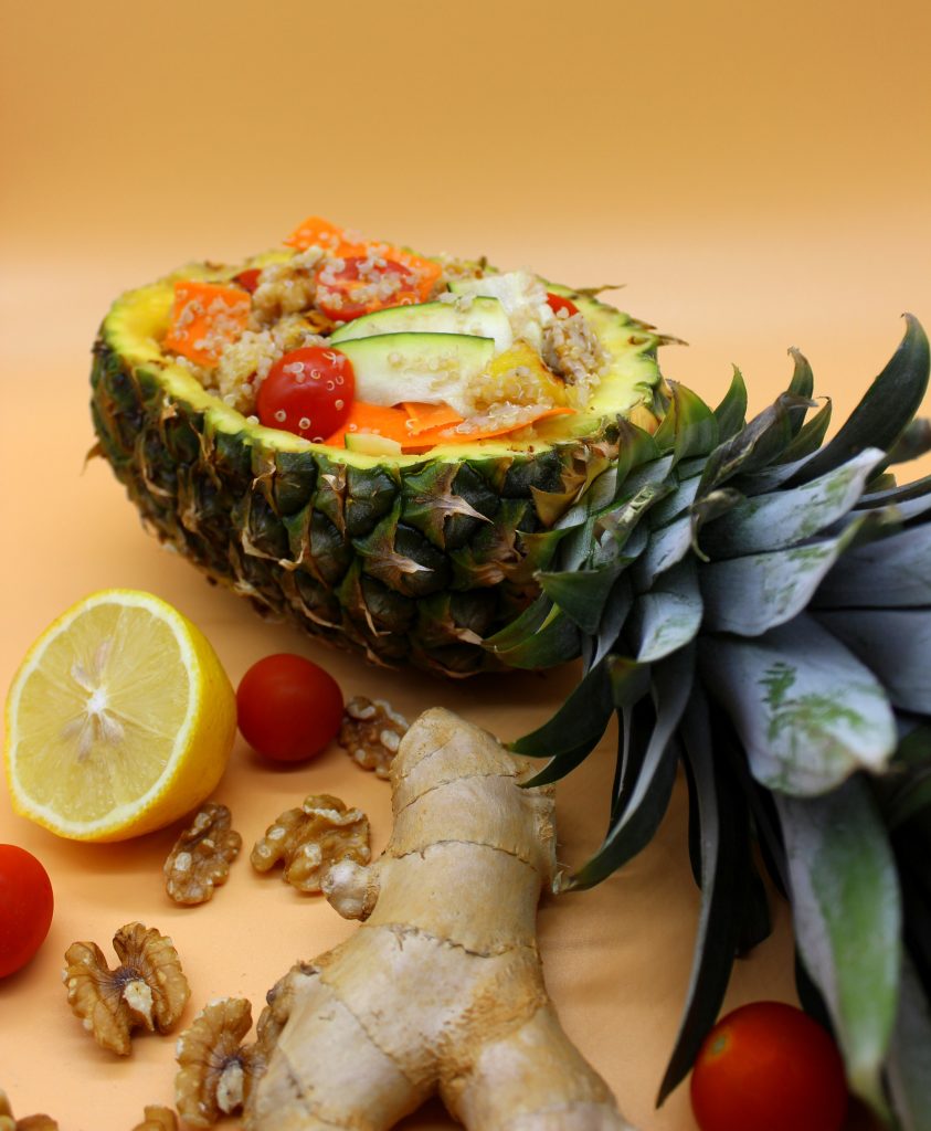 Insalata rinfrescante di quinoa con ananas e zenzero