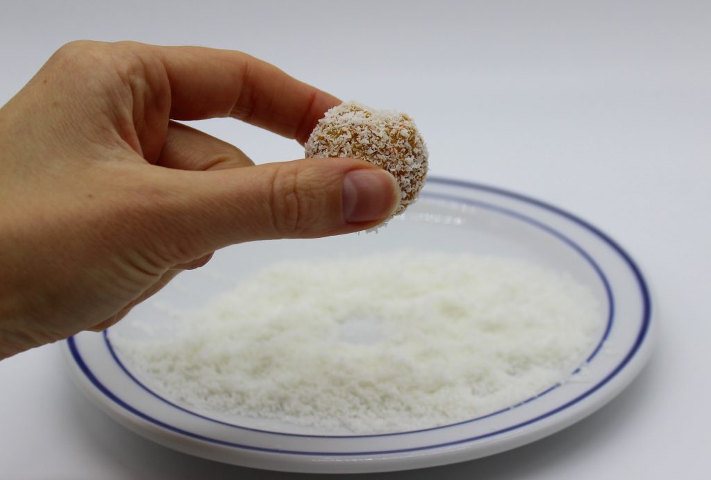 Palline energetiche vegane con carote ricoperte con cocco grattugiato