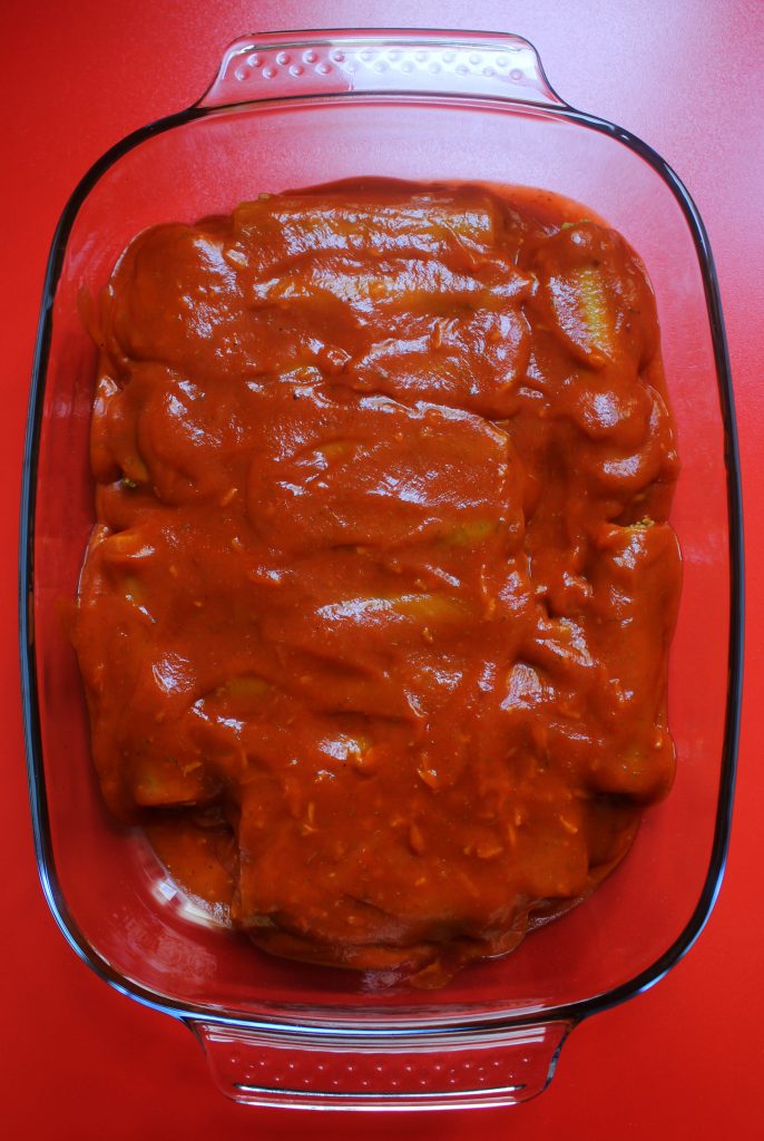 Cannelloni vegani con peperoni arrostiti coperti con la salsa