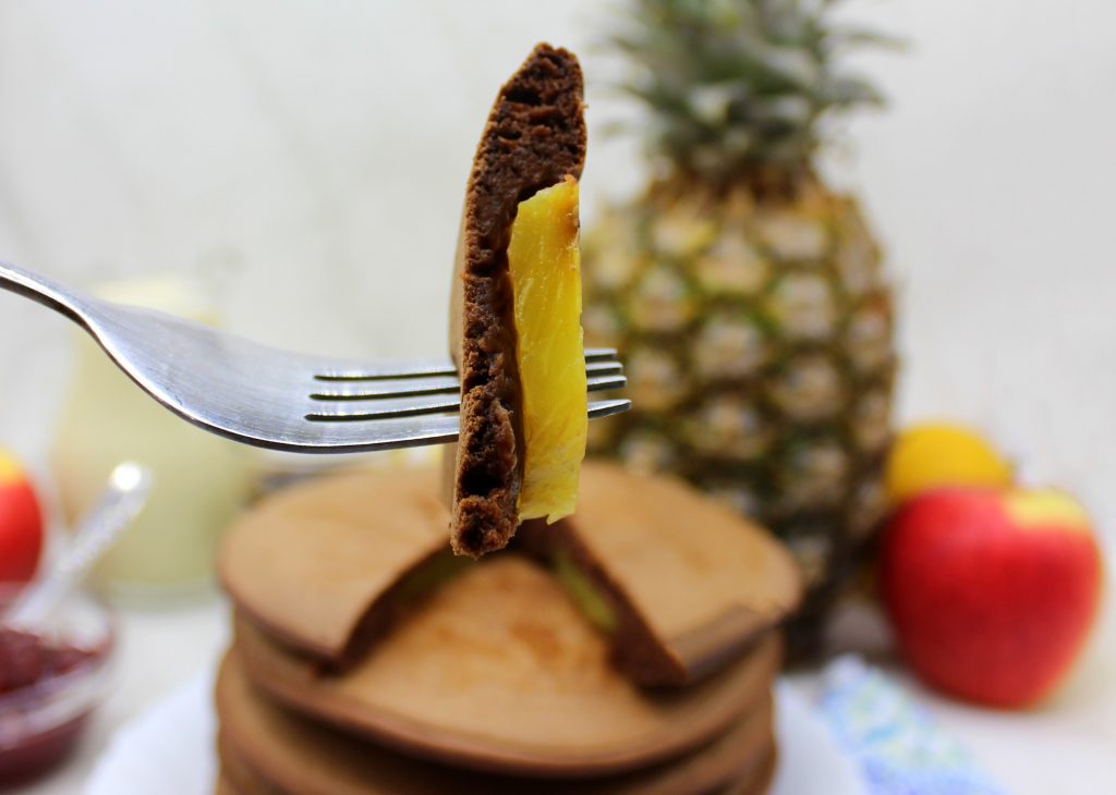 Vegāniskās šokolādes un ananasu pankūkas