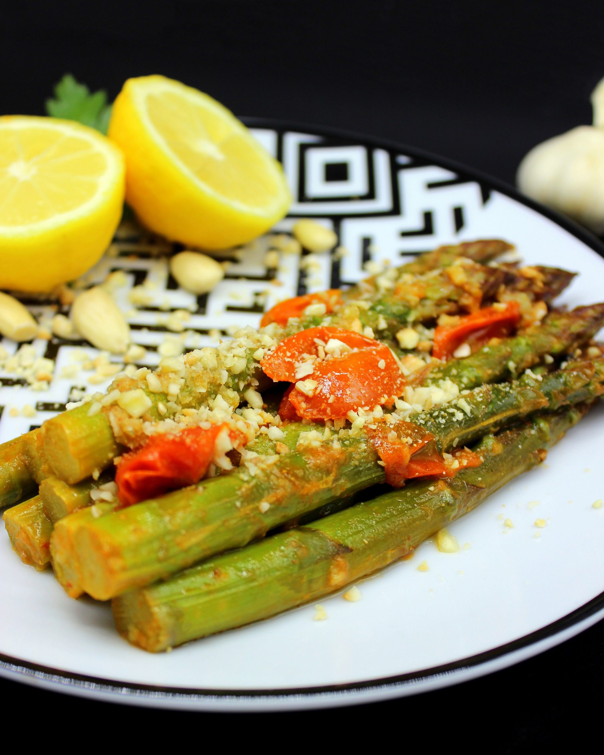 Asparagus with garlic and almonds